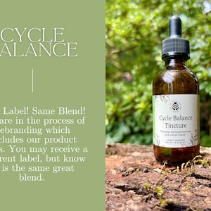 K&ouml;nnte beinhalten: Eine braune Glasflasche Cycle Balance Tincture mit einer Pipette, vor einem nat&uuml;rlichen Hintergrund. Das Etikett lautet "Cycle Balance Tincture" und "F&ouml;rdert das hormonelle Gleichgewicht und die allgemeine Vitalit&auml;t". Der Text "Neues Etikett! Gleiche Mischung!" ist ebenfalls sichtbar.