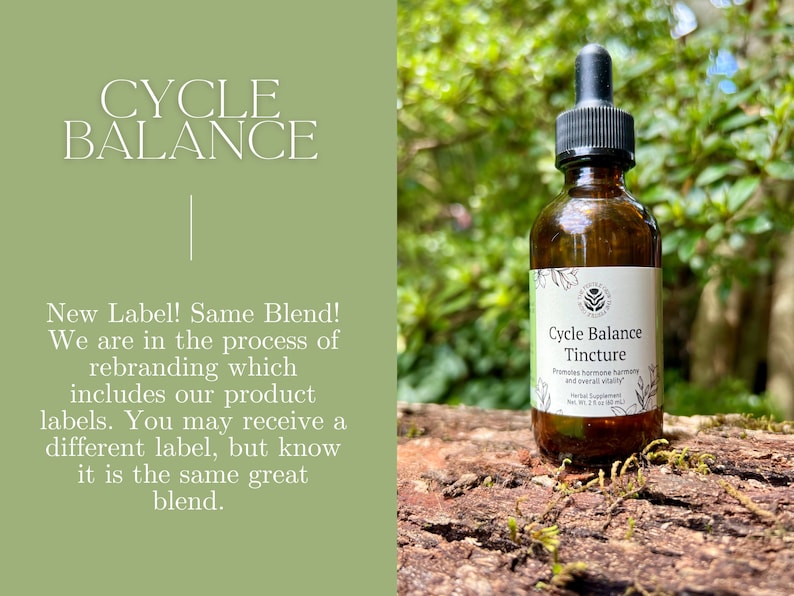 K&ouml;nnte beinhalten: Eine braune Glasflasche Cycle Balance Tincture mit einer Pipette, vor einem nat&uuml;rlichen Hintergrund. Das Etikett lautet "Cycle Balance Tincture" und "F&ouml;rdert das hormonelle Gleichgewicht und die allgemeine Vitalit&auml;t". Der Text "Neues Etikett! Gleiche Mischung!" ist ebenfalls sichtbar.