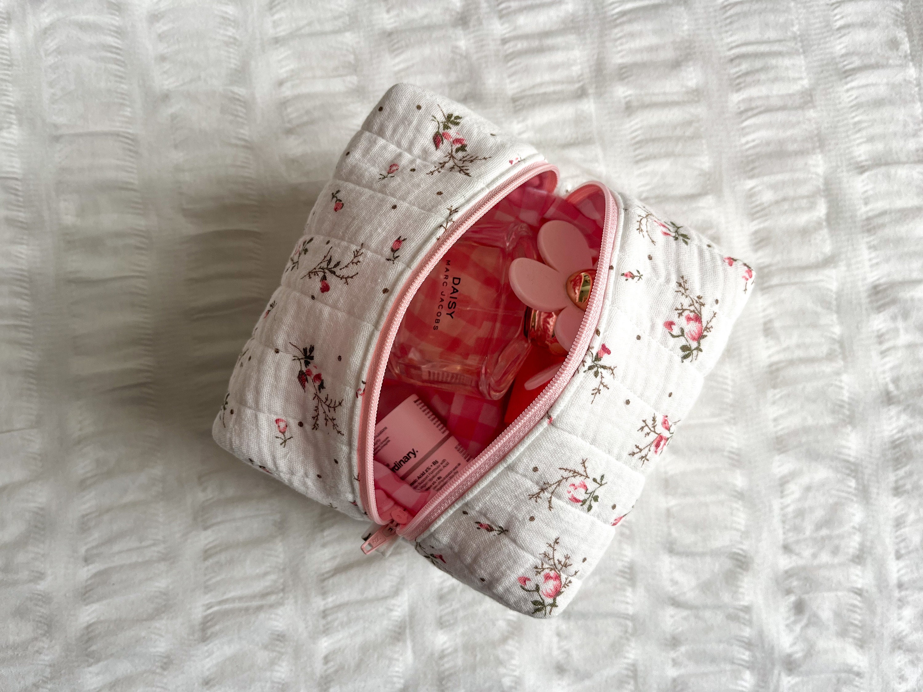 【新品】Elizabeth Scarlett 蓮の花刺繍ポーチ　日本未入荷 新品】Elizabeth Scarlett 蓮の花刺繍ポーチ 日本未入荷