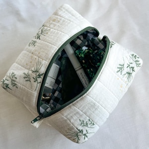 Trousse de maquillage/cosmétique verte matelassée à la main florale