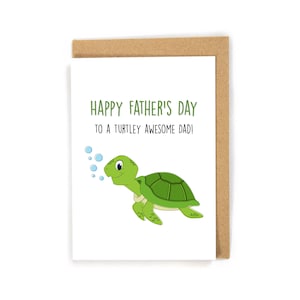 Puede incluir: Una tarjeta de felicitaci&oacute;n con una tortuga verde soplando burbujas. La tarjeta dice "Feliz D&iacute;a del Padre a un pap&aacute; incre&iacute;blemente genial!"
