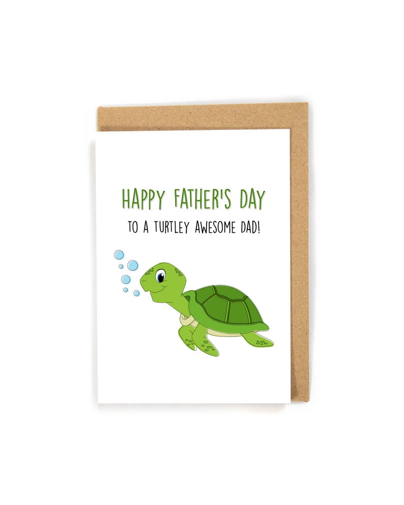 Puede incluir: Una tarjeta de felicitaci&oacute;n con una tortuga verde soplando burbujas. La tarjeta dice "Feliz D&iacute;a del Padre a un pap&aacute; incre&iacute;blemente genial!"