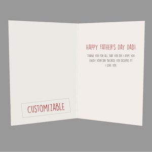 Puede incluir: Una tarjeta en blanco con una etiqueta personalizable roja y un mensaje rojo que dice "&iexcl;Feliz D&iacute;a del Padre, pap&aacute;! Gracias por todo lo que haces. &iexcl;Espero que disfrutes de tu d&iacute;a porque te lo mereces! Te quiero."