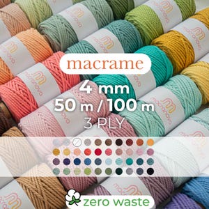 Può includere: Una varietà di colori di cordoncino per macramè da 4 mm, 3 fili, ogni rotolo è lungo 50 metri o 100 metri. Il cordoncino è realizzato in cotone riciclato ed è zero sprechi. L'immagine mostra una cartella colori dei colori disponibili.