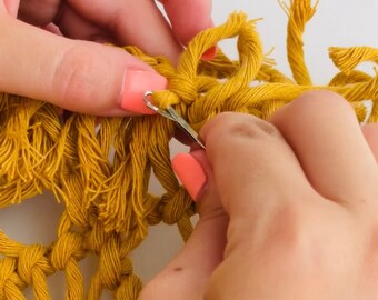 Latch hook for macrame / Finishing fringes in macrame