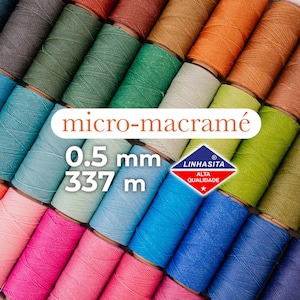 Pode incluir: Uma variedade de carretéis de fio de micro macramé coloridos, cada um com 0,5 mm de espessura e 337 metros de comprimento. Os carretéis são etiquetados com "Linhasita Alta Qualidade" (Fios de alta qualidade).