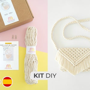 Puede incluir: Un kit de bricolaje para hacer un bolso de macramé. El kit incluye cordón de algodón blanco, dos cierres plateados e instrucciones en español e inglés. El bolso terminado es un bolso de mano de macramé blanco con flecos y una correa larga.