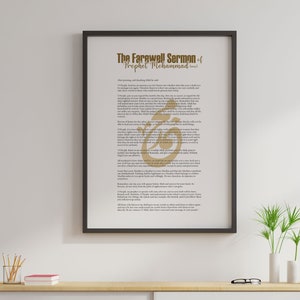 以下が含まれることがあります： 金色の背景と黒い額縁で飾られた、預言者ムハンマド（彼に平和あれ）の別れのスピーチの印刷物。テキストは英語で、背景は金色です。