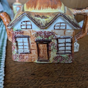 English cottage tea pot
