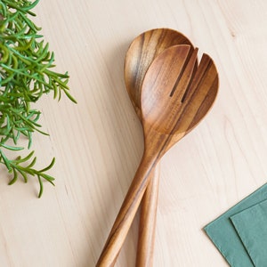 Handgefertigter goldener Teakholz-Salatbesteck-Set, handgefertigte Holzsalatbesteck, Holz-Servierutensil, Holzküchenutensil, Hochzeitsgeschenke, Wohngeschenk Bild 1