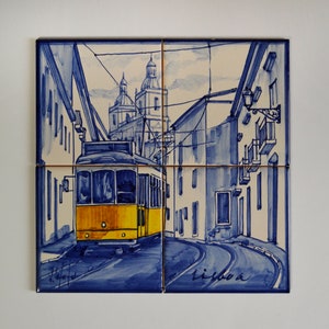 Eléctrico de Lisboa. Mural de azulejos portugueses pintado à mão em técnica de majólica