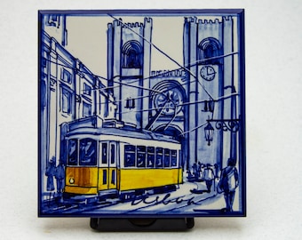Eléctrico de Lisboa. Azulejo português, pintado à mão com técnica de majólica
