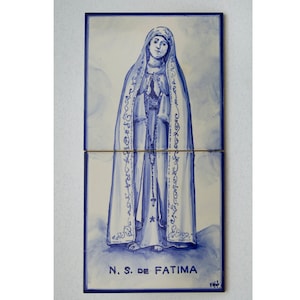 Unsere Liebe Frau von Fátima. Eine portugiesische Fliese, handbemalt mit Majolika-Technik