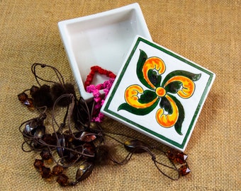 Ceramic jewelry box. Hand-painted box.