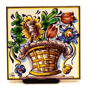 Portugese handgeschilderde tegel. Tegel met mand met bloemen