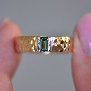 Mens Hammered Wedding Band w/ Green Sapphire,Mens Wedding Band,Gold Hammered Ring,Mens Sapphire Ring,Rustic Male Ring,Mens Engagement Ring