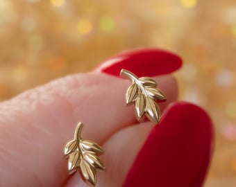 Delicati orecchini a forma di foglia minimalisti in oro 14 carati, orecchini ispirati alla natura, orecchini a forma di foglia