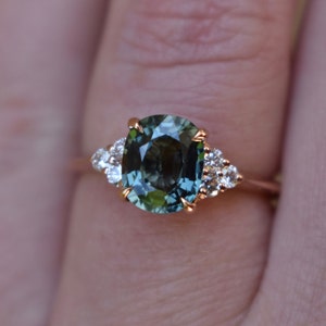 Bague de fiançailles ovale 2 ct saphir et diamants or rose 14 carats, bague de fiançailles saphir bleu canard, bague de fiançailles saphir bleu vert, profil bas