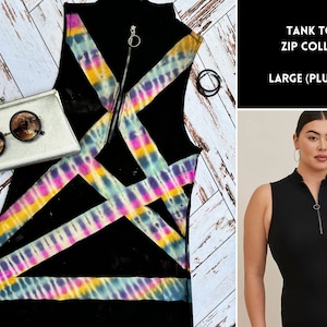 Może przedstawiać: Czarny top bez rękawów z wzorem tie-dye w odcieniach różowego, żółtego, niebieskiego i fioletowego. Top ma wysoki kołnierz i zamek błyskawiczny. W obrazie widoczny jest tekst "TANK TOP ZIP COLLAR LARGE (PLUS 00)".