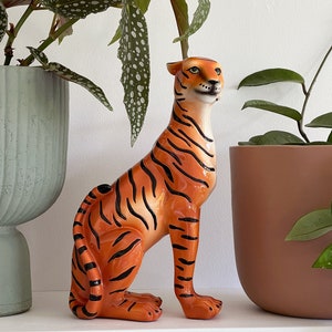 Small Tiger Resin Statue – Jungle Animal Decor – Big Cat Figurine – Safari Shelf Ornament – Hand-Painted Tiger – Indoor Garden Accent
