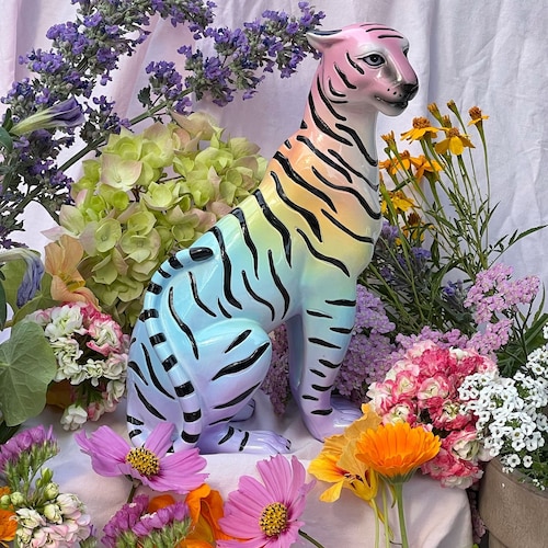 Statue tigre arc-en-ciel pastel – Décor en résine peint à la main (9,4 po. H)