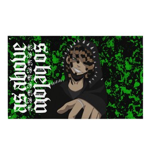 Può includere: Bandiera rettangolare con un'illustrazione in stile anime di una persona con una giacca con cappuccio nera con dettagli a spillo. Lo sfondo è verde e nero con il testo bianco "So Help Me God".