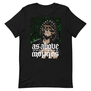 Può includere: T-shirt nero con una grafica di un personaggio con cappuccio a scacchi e dettagli a punta. Il personaggio è ambientato su uno sfondo verde astratto. Il testo "as above so below" è visualizzato in lettere gotiche bianche.