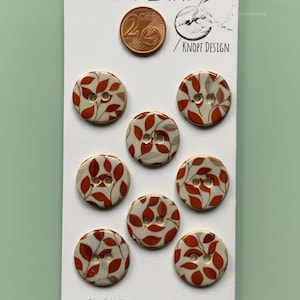 Könnte beinhalten: Ein Set aus drei Keramikbechern mit gesprenkelter, matter Oberfläche. Die Becher sind in Creme-, Hellgrau- und Dunkelgrautönen gehalten. Jeder Becher hat ein schlichtes, minimalistisches Design.