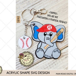 Può includere: Un design digitale per un portachiavi a tema baseball con un elefante grigio che indossa un cappello da baseball rosso e tiene una mazza da baseball. Il nome dell'elefante, "Jacob", è scritto sulla mazza. Il design include anche una palla da baseball e una ghirlanda con le parole "Main Road Digital Creations".