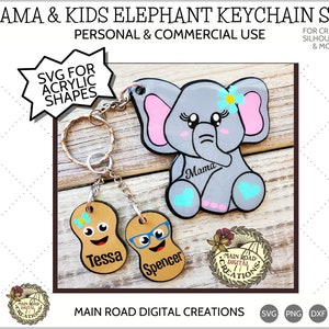 Puede incluir: Un llavero de elefante gris con orejas rosas y una flor azul. El elefante sostiene un cartel que dice "Mama". Hay dos llaveros con forma de cacahuete con los nombres "Tessa" y "Spencer" en ellos. Los llaveros son para formas acrílicas y son para uso personal y comercial.
