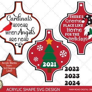 Puede incluir: Tres diseños de adornos navideños SVG rojos y negros. El primer diseño presenta un cardenal y el texto "Cardinals appear when Angels are near". El segundo diseño presenta un árbol de Navidad y el texto "2021". El tercer diseño presenta un gnomo y el texto "There's Gnome Place Like Home For The Holidays".