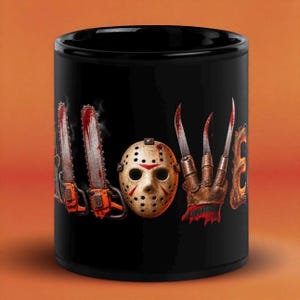 以下が含まれることがあります： HALLOWEENという文字がデザインされた黒いセラミック製のマグカップ。文字はホラーをテーマにした画像で構成されており、2つのチェーンソー、ホッケーマスク、刃付きのグローブ、そして最後には燃えるようなオレンジ色のEの文字が描かれています。