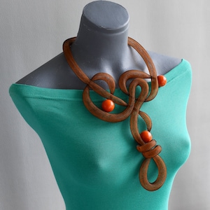 Collar de malla audaz naranja, collar verde audaz contemporáneo, collar inusual, collar de declaración, collar Boho, collar de arte de moda
