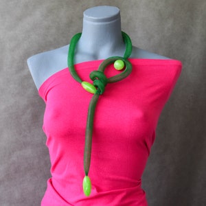 Collar de malla verde, collar verde llamativo y contemporáneo, collar inusual, collar llamativo, collar bohemio, collar de arte de moda
