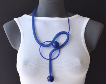 Marinblått näthalsband, Halsband i moderna blå nyanser, Ovanligt halsband, Uttalandehalsband, Bohohalsband, Moderiktigt konsthalsband