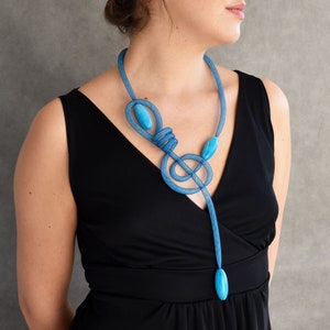 Collar inspirado en una llave de violín con tonos azules, collar contemporáneo, collar inusual, collar llamativo, collar de arte de moda boho
