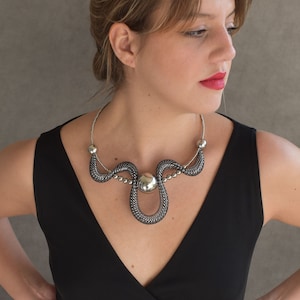 Collar de plata llamativo, Collar corto elegante, Collar de plata contemporáneo, Collar inusual, Collar de moda, Collar moderno, Chic