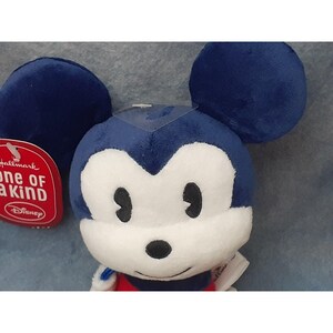 Peluche de Mickey Mouse estilo itty bitty, único en su tipo, de Hallmark. Nuevo con etiquetas. (8 pulgadas). imagen 3