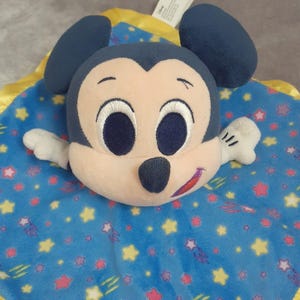 Manta sensorial de seguridad Disney Mickey Mouse Lovey - Usada en buen estado imagen 3