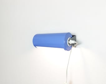 Kinkiet w stylu vintage w kolorze niebieskim, lampa ścienna, szwedzki design w stylu space age, skandynawski styl vintage z Ikei