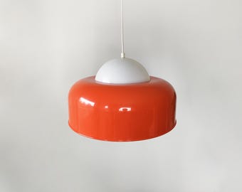 Lampa wisząca w kolorze czerwonym z lat 60. XX wieku, szwedzki pop-art, skandynawski design