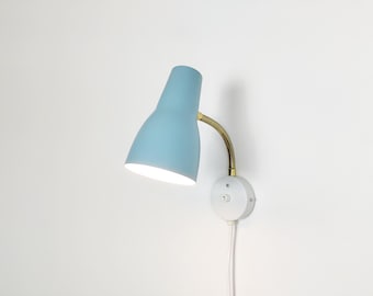 Niebieska lampa ścienna w stylu vintage: szwedzka lampa do czytania z lat 70.