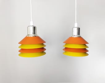 Para kolorowych, zabytkowych lamp wiszących, skandynawski design z połowy lat 70. XX wieku