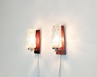 Para zabytkowych kinkietów, lamp ściennych, lamp z drewna tekowego z połowy XX wieku