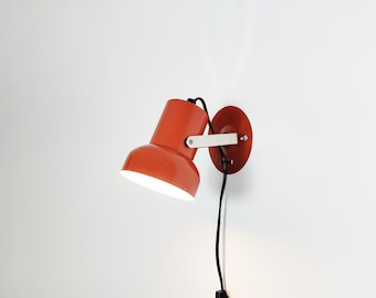 Czerwona lampa ścienna z lat 70. XX wieku, fiński design industrialny, kinkiet skandynawski