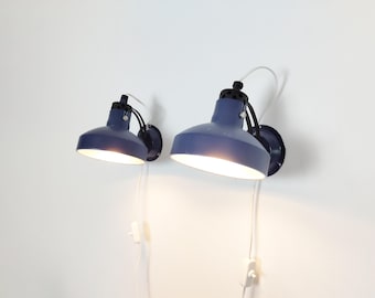Para niebieskich kinkietów z lat 70.: szwedzki design w stylu vintage industrial