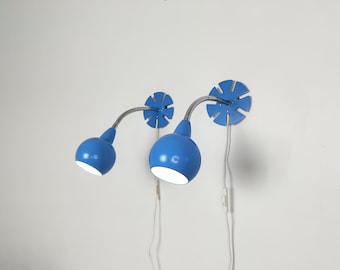Para zabytkowych niebieskich lamp ściennych, lampki do czytania w kształcie atomowych gałek ocznych, szwedzki design z lat 80.