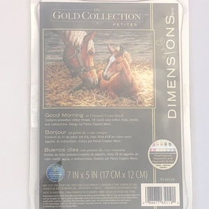 Puede incluir: Un patrón de punto de cruz contado con dos caballos marrones, una madre y su potro, en un campo junto a un lago. El patrón se titula "Good Morning" y forma parte de la línea "Gold Collection Petites". El patrón mide 7 pulgadas por 5 pulgadas (17 cm por 12 cm).