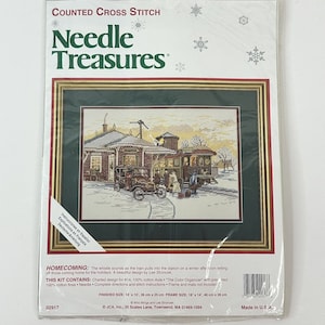 Puede incluir: Un patrón de punto de cruz contado para una escena de invierno llamada "Homecoming". El patrón presenta un tren que llega a una estación con gente bajando y un coche estacionado frente a la estación. El patrón es de Needle Treasures e incluye hilo de algodón 100%, una aguja e instrucciones completas. El tamaño terminado es de 36 cm x 25 cm y el tamaño del marco es de 46 cm x 36 cm.