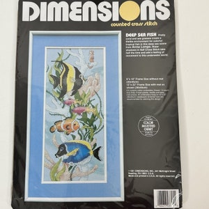 Puede incluir: Un patrón de punto de cruz contado para una escena de peces de aguas profundas. El patrón presenta una variedad de peces coloridos, corales y algas marinas. El patrón mide 20 cm por 45 cm sin paspartú y 30 cm por 55 cm con paspartú. El patrón incluye hilo de bordar de algodón, Aida azul de 14 hilos, una paleta de hilos, una aguja e instrucciones fáciles.